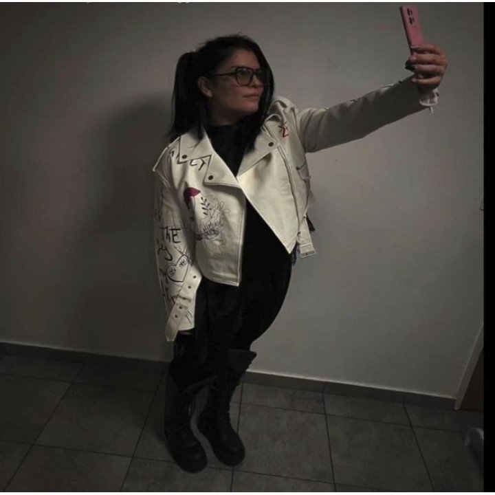 Campera Biker Ecocuero Blanca con Estampa Grafiti y Rostro Pop