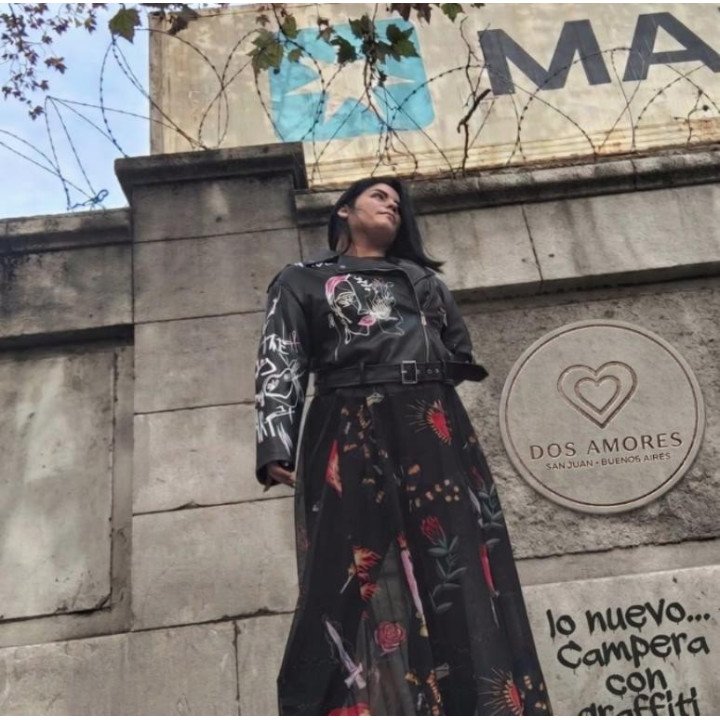 Campera Biker Ecocuero Blanca con Estampa Grafiti y Rostro Pop