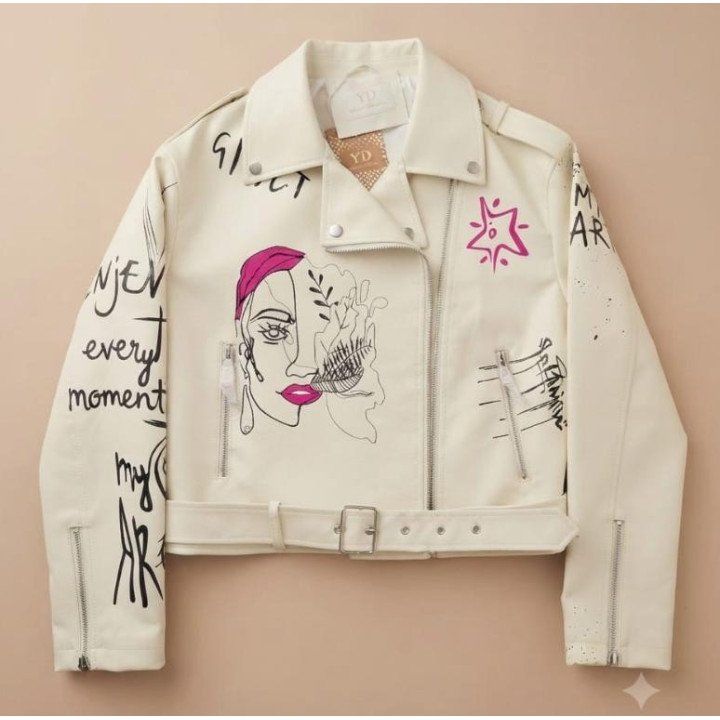 Campera Biker Ecocuero Blanca con Estampa Grafiti y Rostro Pop