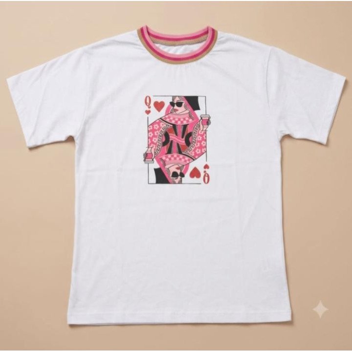 Remera Blanca Estampa Reina de Corazones Moderna Algodón