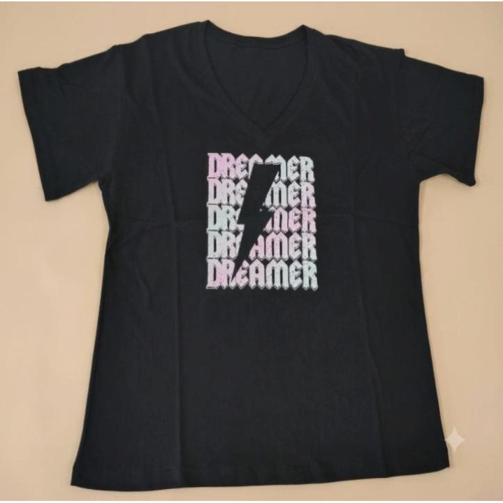 Remera Negra Cuello V Estampa Dreamer Rayo Algodón