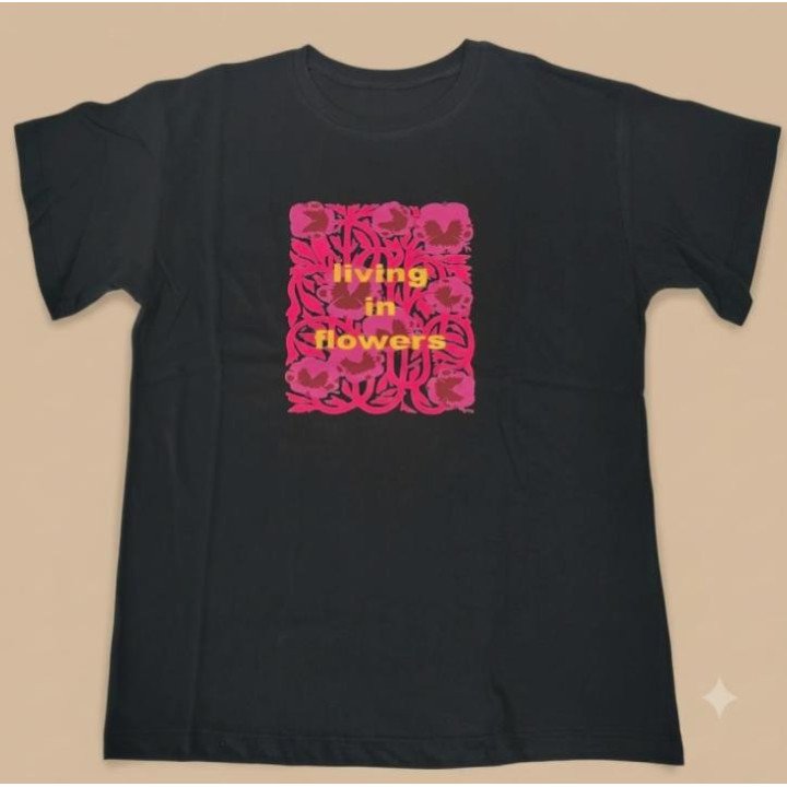 Remera Negra Estampa Living in Flowers Botánica Retro