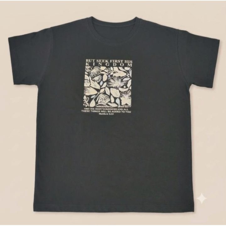 Remera Negra Estampa Mateo 6:33 But Seek First His Kingdom