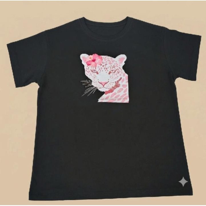 Remera Negra Estampa Leopardo Rosa con Flor Hibisco