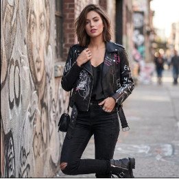 Campera Biker Ecocuero Blanca con Estampa Grafiti y Rostro Pop