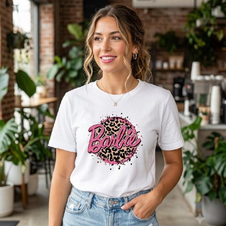 Remera Blanca Estampa Barbie Logo Animal Print Algodón